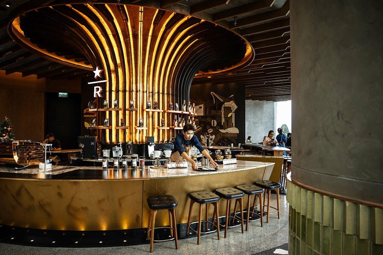 El nuevo plan corporativo de Starbucks prioriza las licencias