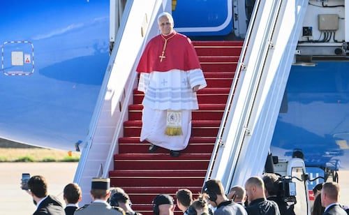 El Papa León XIV llega a París para su gira de cuatro días por Francia; fue recibido por Emmanuel Macron y un séquito de personas