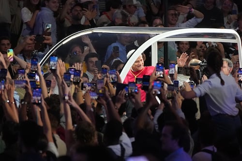 El papa León XIV se reúne con 80 mil jóvenes en Francia; aborda con ellos "la ansiedad y la incertidumbre"