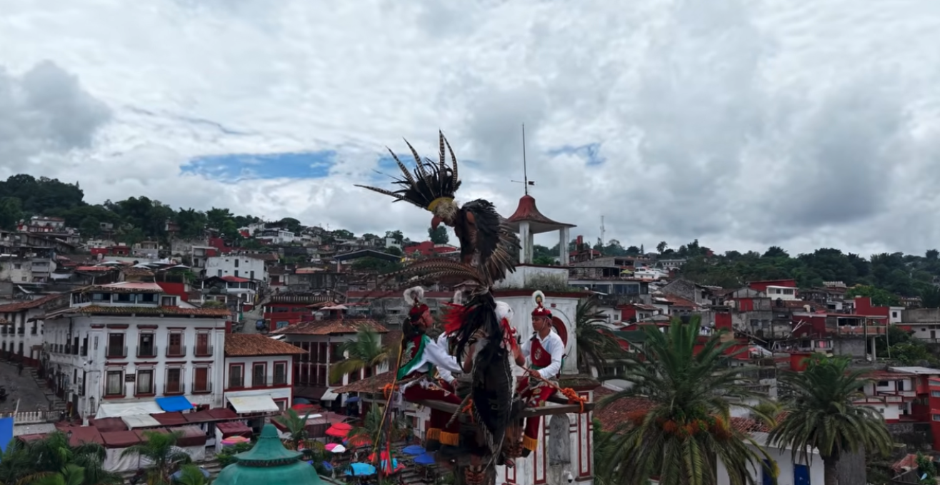 El ritual del corte del palo de los Voladores de Cuetzalan, la ceremonia que comienza antes del vuelo