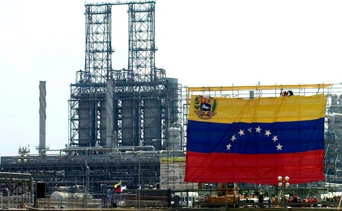 Empresas de petróleo y minería de EU firman acuerdos con Venezuela; operarán en el país sudamericano con apoyo de Trump