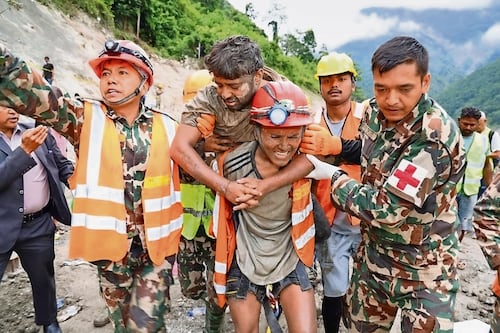 En Nepal rescatan con vida a otras 2 personas a 10 días de las inundaciones; hay 900 desaparecidos en proyectos hidroeléctricos