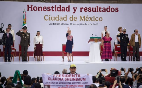 Entre gritos de “¡no estás sola!”, Sheinbaum cierra gira en el Zócalo por segundo informe; llama a rechazar intervencionismo