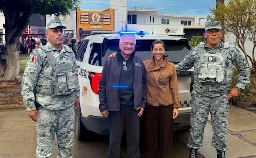 Ernesto Ruffo llega a su hogar en Ensenada tras viaje de 40 horas en carretera; enfrentará prisión domiciliaria