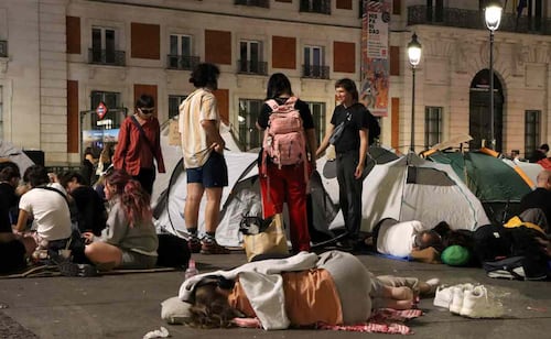 España frena desalojos hasta 2030 tras presiones; anuncia plan para enfrentar crisis de vivienda