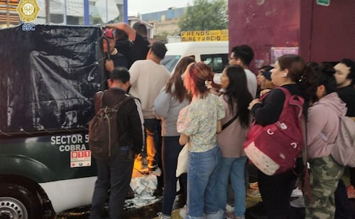 Estación Tecoloxtitlán del Trolebús Elevado presenta afectaciones por lluvias; elementos de SSC apoyan a usuarios