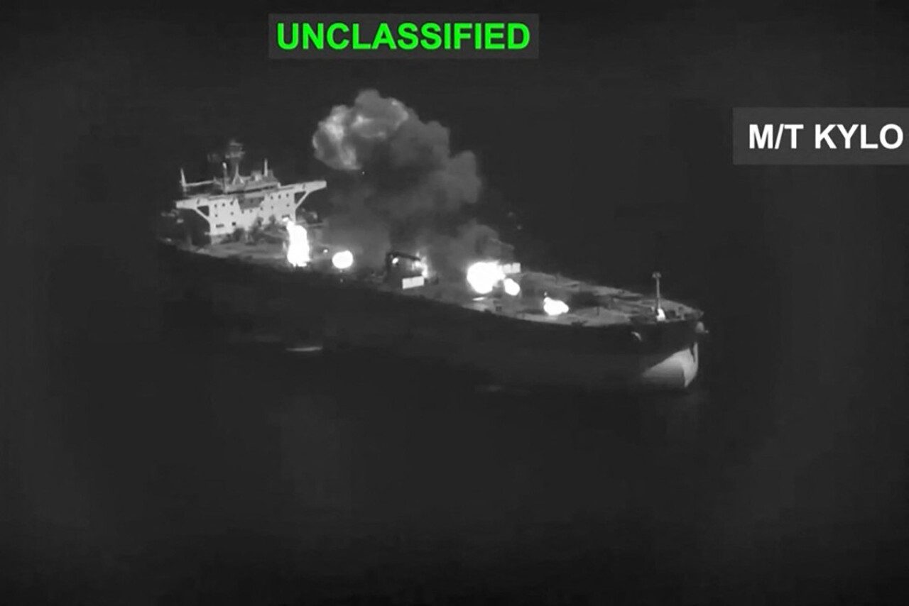 Estados Unidos destruye tres petroleros iraníes; Teherán responde con ataques en Ormuz