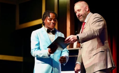 Estudiante haitiano se quita la vida en Ohio; familia atribuye parte de las razones a "humillación" por monitor de ICE