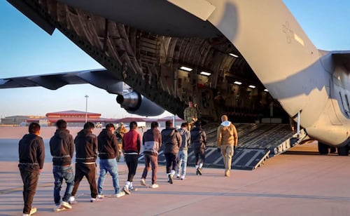 EU deportó a más de 25 mil personas gracias a acuerdos secretos con 35 países; México, el principal receptor, revela ONG