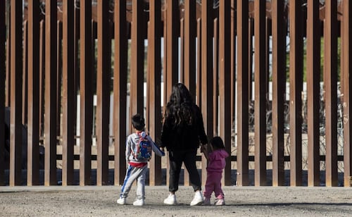 EU ha deportado a 2 mil 900 migrantes mexicanos a Centroamérica, reporta INM; "no hay razón" para esto, condena Sheinbaum