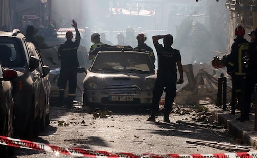 Explosión y derrumbe de edificio en Atenas deja 3 heridos; buscan a 6 desaparecidos, incluidos 4 turistas