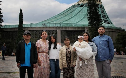 Familias acuden a bautizos comunitarios en la Basílica; "teníamos que presentarla ante Dios"