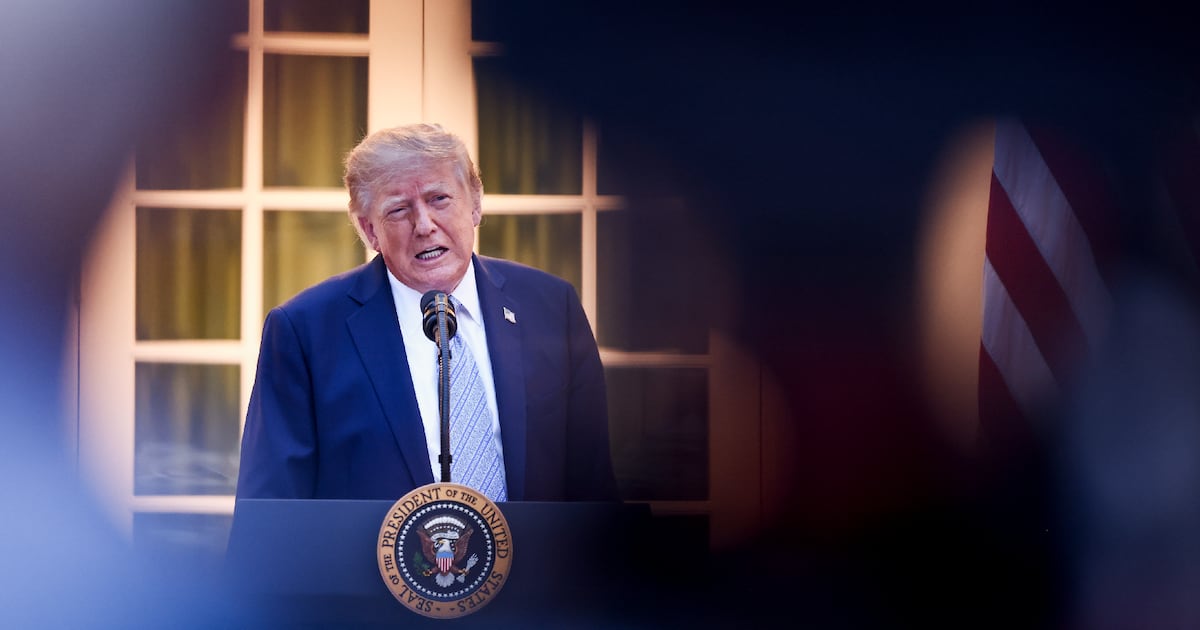 Fox News, ABC, CBS y NBC suspenden cobertura de Trump en protesta por vetar a CNN y más televisoras de EU