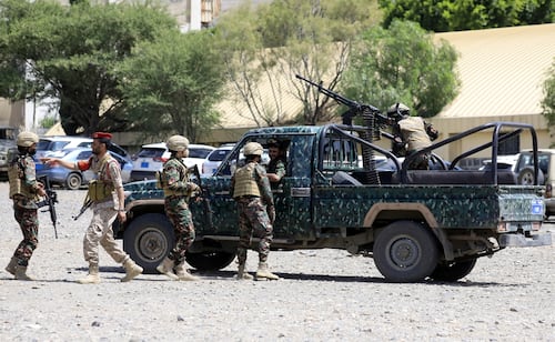 Fuerzas armadas de Yemen atacan a los hutíes en ciudad del mar Rojo; EU decide no intervenir en conflicto