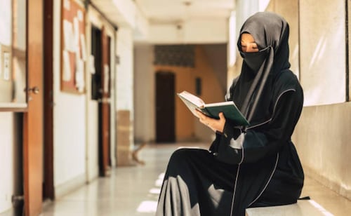 Giorgia Meloni anuncia prohibición de burka, niqab y velo islámico en escuelas en Italia; fija límite de alumnos extranjeros por clase