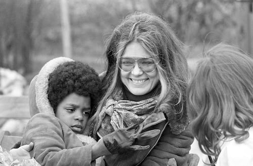 Gloria Steinem, ícono del feminismo y periodista, muere a los 92 años; la activista "abrió puertas a millones"