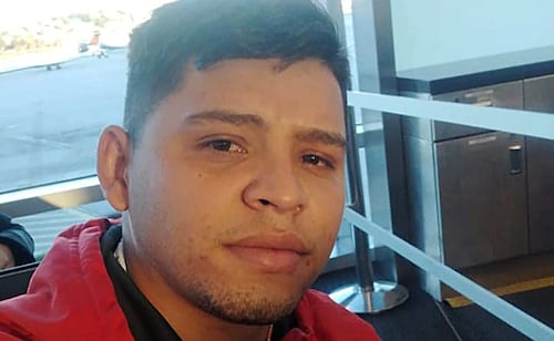 Gobierno de Trump acusa a migrante venezolano baleado por ICE de agredir a un agente federal; enfrentaría hasta 20 años de cárcel