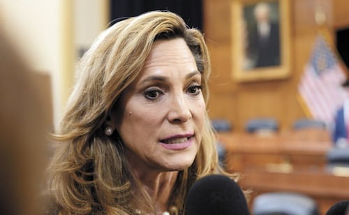"Ha ido demasiado lejos": Congresista republicana María Elvira Salazar rompe filas con Trump; critica política migratoria