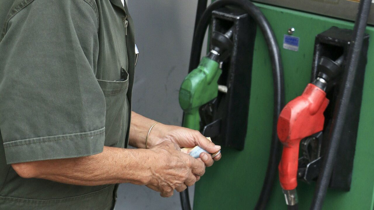 Hacienda le baja los impuestos a gasolinas; diésel tendrá cero IEPS