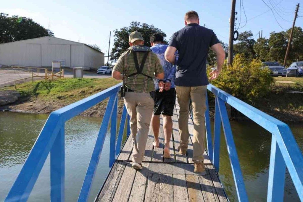 ICE arresta a 121 personas en Texas, hay miembros del Tren de Aragua entre los detenidos