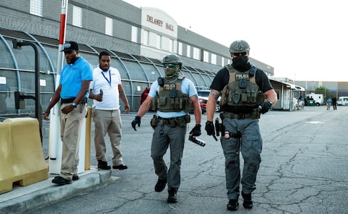 ICE retiene más de 342 personas en centro con capacidad para 56; congresistas denuncian hacinamiento en Florida