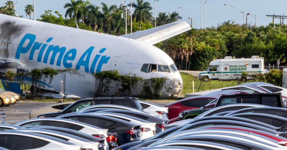 Identifican a cinco hispanos que murieron en accidente de Amazon Air en Aeropuerto de Miami