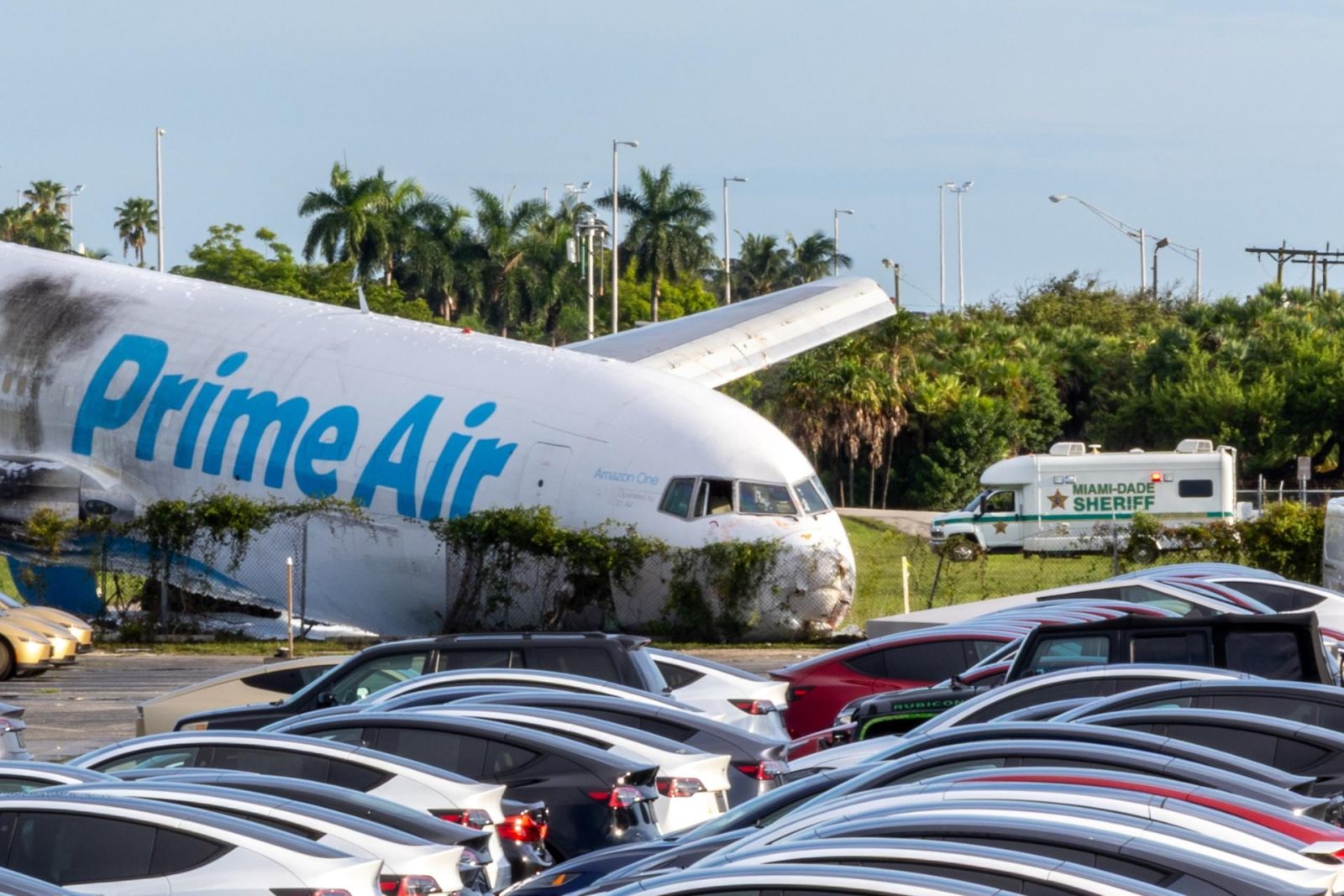 Identifican a cinco hispanos que murieron en accidente de Amazon Air en Aeropuerto de Miami