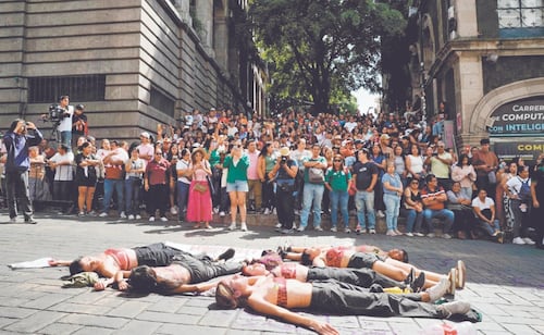 Intensifican búsqueda de asesino de Claudia Tacoronte; universitarias irrumpen en desfile