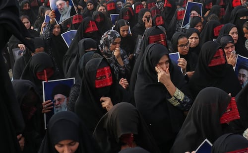 Irán amenaza con una respuesta "más rápida, más intensa y más dolorosa" a los ataques de EU; estrecho de Ormuz será "zona prohibida"