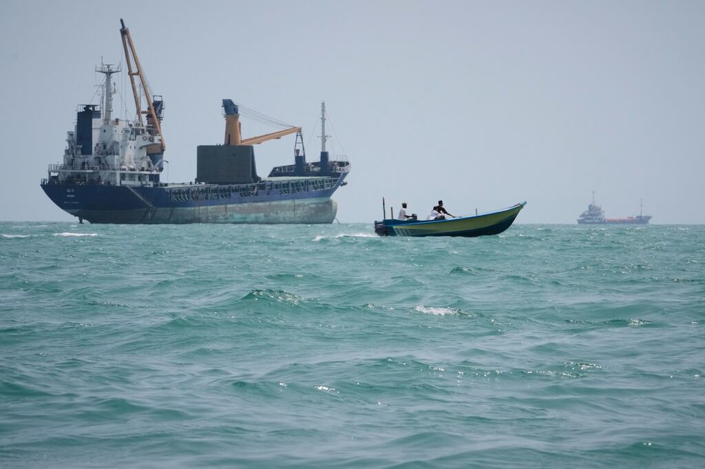 Irán anuncia ataque contra barco de EU en Ormuz; gobierno de Trump dice que es ‘mentira total’