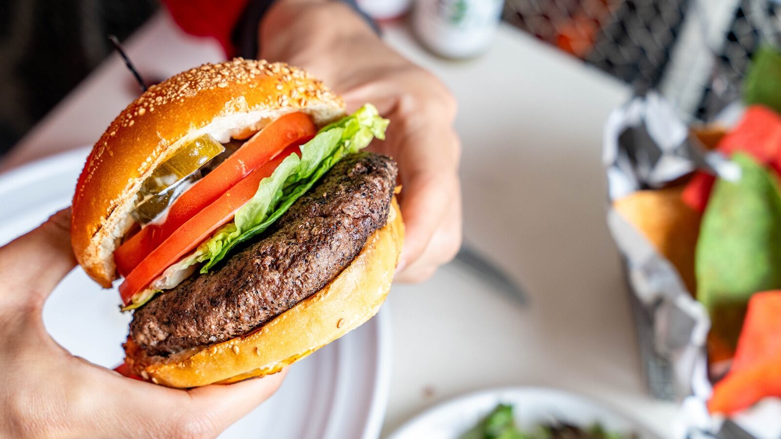‘Jamás notarían la diferencia’: ¿Por qué las hamburguesas en EU llevan menos carne y más verduras?