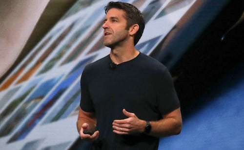 John Ternus toma las riendas de Apple tras salida de Tim Cook; enfrenta retos en IA y nuevos productos