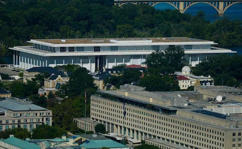Juez dictamina que no puede volver a usarse el nombre de Trump en el Centro Kennedy; junta directiva acuerda cerrarlo por reformas