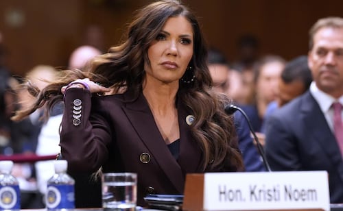 Kristi Noem se divorcia; decisión se produce meses después de escándalo de travestismo de su marido