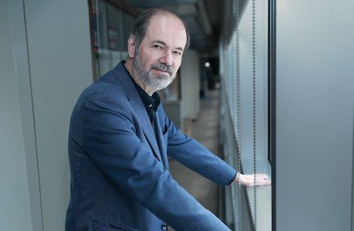 La humanidad se vuelve tonta mientras la IA avanza: Villoro; coeficiente intelectual cae dos puntos por década, alerta