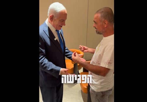 "Le hice llave de estrangulamiento": pasajero que sometió a copiloto de avión a Israel donde se reportó ataque; un "héroe", dice Netanyahu