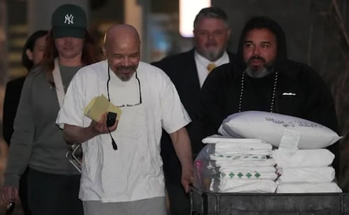Liberan a hombre que pasó décadas en el "corredor de la muerte" en EU; tendrá un nuevo juicio