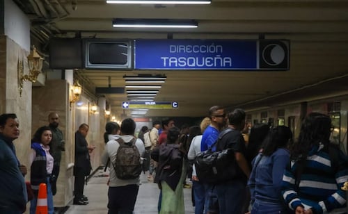 Línea 2 del Metro presenta marcha lenta; retiran paraguas metálico que cayó a las vías