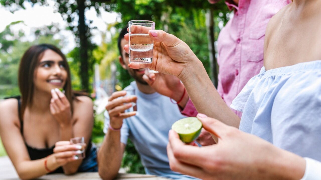 Los jóvenes beben menos alcohol y las tequileras ajustan estrategias para frenar la caída en sus ventas