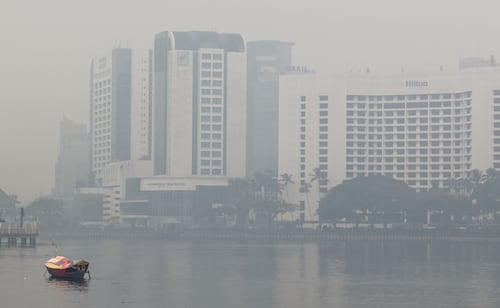 Malasia declara emergencia por niebla tóxica provocada por incendios; llamas consumen territorio compartido con Indonesia y Brunéi