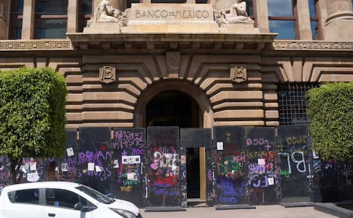 Marcha por Ayotzinapa afecta comercios del Centro Histórico; negocios reportan cierres y pintas