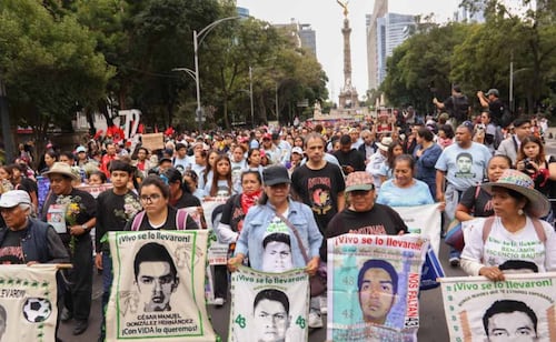 Marchan en CDMX por 12 aniversario de Ayotzinapa; sigue aquí el minuto a minuto