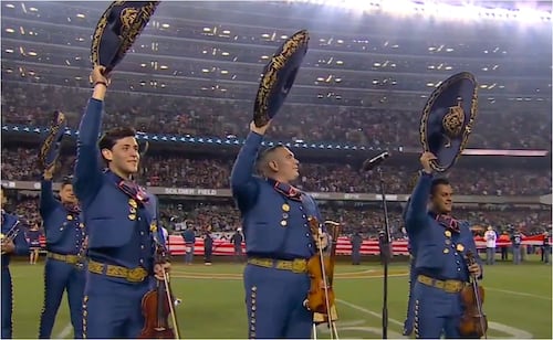 Mariachi Herencia de México entonó el Himno Nacional de Estados Unidos en Chicago