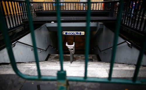 Metro cierra estación Zócalo/Tenochtitlan de Línea 2; lluvia provoca marcha lenta en cuatro líneas