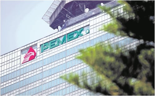 Moody’s prevé apoyo anual mínimo de 10 mil mdd a Pemex por 3 años, mínimo; deuda ajustada de la petrolera ascendía a 97 mil mdd en junio