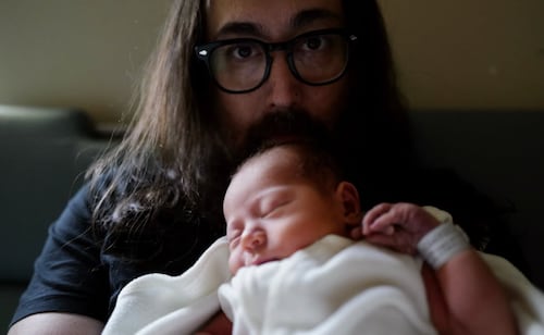 Nace el primer nieto de John Lennon: Sean Ono anuncia que se convierte en papá a los 50 años