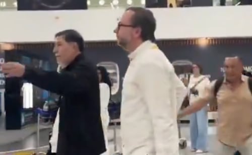 Noroña es increpado en el AICM: “¡corrupto!”, “¡fuera Morena!”, le gritan