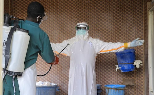 OMS pide garantizar suministro de oxígeno para reducir muertes por ébola en el Congo; reclama sistemas de salud más sólidos