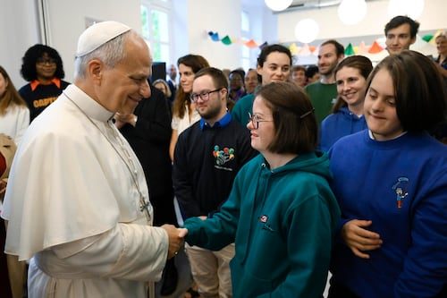 Papa León XIV llama a "convivir con dignidad y paz"; visita a migrantes en París