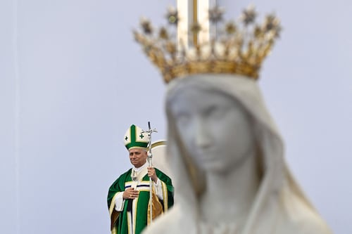 Papa León XIV pide el fin de la "lacra de los abusos" en la Iglesia católica; se reúne con 7 víctimas